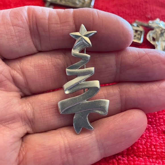 Brooches - Picture 6 of 6